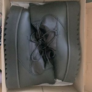 Womens Ugg size 9, black